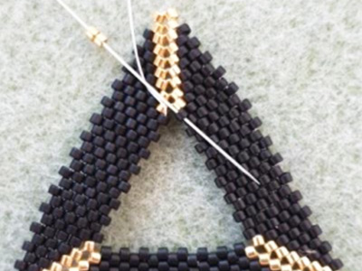 Glittering 3D triangle pendant in Miyuki 11/0 beads and PureCrystal bicones : Step 4 Glittering 3D triangle pendant in Miyuki 11/0 beads and PureCrystal bicones : Step 4