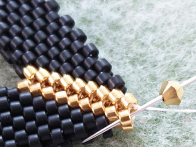 Glittering 3D triangle pendant in Miyuki 11/0 beads and PureCrystal bicones : Step 5 Glittering 3D triangle pendant in Miyuki 11/0 beads and PureCrystal bicones : Step 5