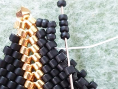 Glittering 3D triangle pendant in Miyuki 11/0 beads and PureCrystal bicones : Step 6 Glittering 3D triangle pendant in Miyuki 11/0 beads and PureCrystal bicones : Step 6