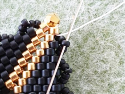 Glittering 3D triangle pendant in Miyuki 11/0 beads and PureCrystal bicones : Step 7 Glittering 3D triangle pendant in Miyuki 11/0 beads and PureCrystal bicones : Step 7