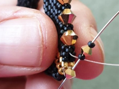 Glittering 3D triangle pendant in Miyuki 11/0 beads and PureCrystal bicones : Step 9 Glittering 3D triangle pendant in Miyuki 11/0 beads and PureCrystal bicones : Step 9