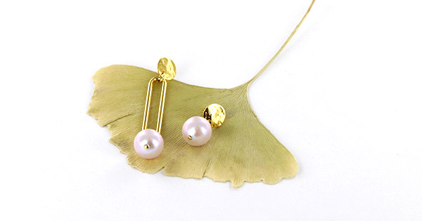 PureCrystal asymmetrical pearly earrings