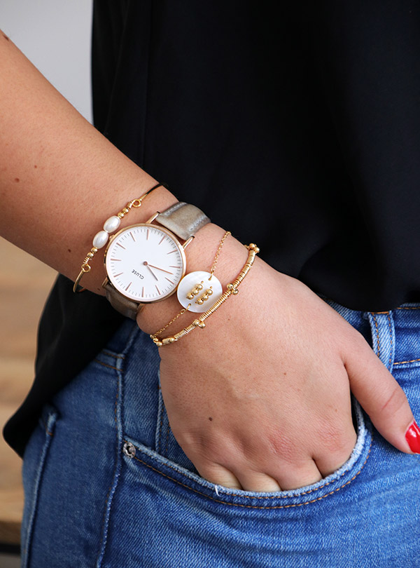Schema  Trio of DIY bracelets in golden and pearly accumulation