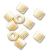 Toho Treasures 3,3 mm TO3TA123 - Opaque Luster Light Beige x8g