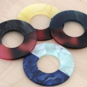 Round two-tone cellulose acetate pendant 45 mm Marbled Yellow/Red x1