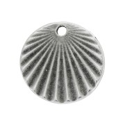 16mm Round engraved charm with a pleated effect - Fine Antique silver plating x1