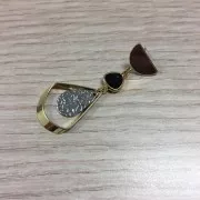 28x20.5mm openworked triangle pendant - Gold Tone x1