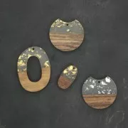 34x36.5mm Disc resin imitation wood pendant with silver tone fragments x1