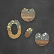 47x34.5mm Oval asymmetrical resin imitation wood pendant with golden fragments x1