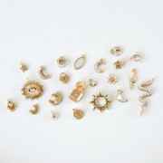 12x5.5mm Oval brass charm with mother-of-pearl - Gold Tone x1