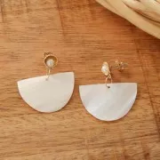 25x35mm Mother-of-pearl half-moon pendant - Natural x2