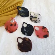 41.5x32mm Openwork oriental shape pendant - Marbled - Brown - White x1