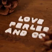 10x8mm Mother-of-pearl alphabet letter bead - E - Natural x1