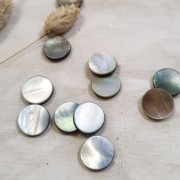 15mm Flat mother-of-pearl tinted puck bead - Grey x1