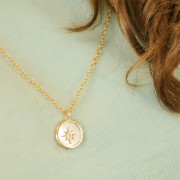 19x17mm Round mother-of-pearl pendant - worked pattern - 3 micron Gold plated x1