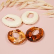 30x24mm Hollowed out and worked drop pendant in opaque resin - Unbleached x1