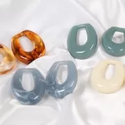 33x27mm Hollow drop resin pendant - Unbleached x1