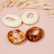 33x27mm Hollow drop resin pendant - Transparent brown marbled x1