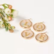 19x17mm Round mother-of-pearl pendant - Letter O - 3 microns gold plated x1