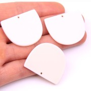 29x34mm Half-moon pendant in matt acetate - Ivory x1