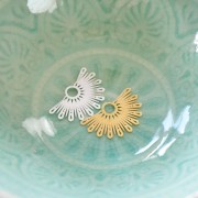 15x25mm Half-sun ethnic pendant exclusive to Perles&Co - Fine Gold plated x1