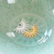 15x25mm Half-sun ethnic pendant exclusive to Perles&Co - Fine Gold plated x1