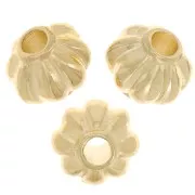 8mm Flower effect round beads - Fine Gold plated x4