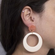 18 mm round acrylic earstuds - Marbled Burgundy x2