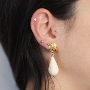 26x14mm Twisted pear bead in opaque resin - Dark green marbled x1