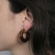 30mm Wide resin hoop earrings - engraved flower - Marbled amber x2