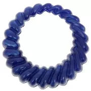 Pendentif rond évidé torsadé 29 mm en résine opaque - Bleu marine marbré x1