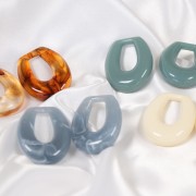 33x27mm Hollow drop pendant in opaque resin - Beige marble x1