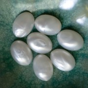 18x13 mm oval cabochon in opaque resin - Pearlescent white x1