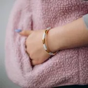 Oval striped bangle - 7x160 mm - with epoxy resin - 304L stainless steel gold plated - white x1