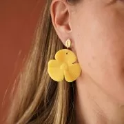 42x43 mm 3-petal flower pendant in opaque resin - Almond green x1