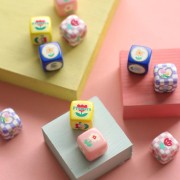 14mm acrylic cube bead - flower pattern - Royal blue - Light orange x1