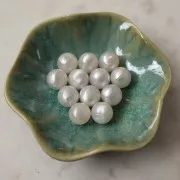 14 mm round beads in opaque resin - Pearlescent white x6