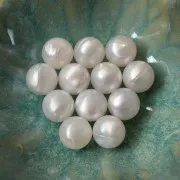 14 mm round beads in opaque resin - Pearlescent white x6