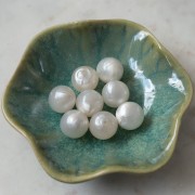 16mm Opaque resin beads - Pearlescent white x4