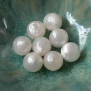 16mm Opaque resin beads - Pearlescent white x4