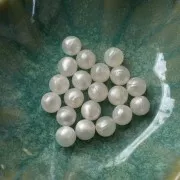 8mm Opaque resin beads - Pearlescent white x10