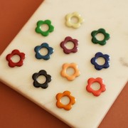 18 mm metal and epoxy resin flower pendants - Cream x4