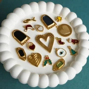 16.5x12mm Christmas hat spacer epoxy resin - Fine gold plated - Glitter red x1