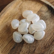Flat irregular bead 22x17 mm in translucent resin - Pearlescent white x1