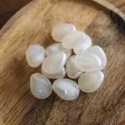 Flat irregular bead 22x17 mm in translucent resin - Pearlescent white x1