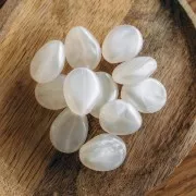 Flat irregular bead 25x20 mm in translucent resin - Pearlescent white x1