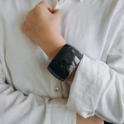 68 mm thick opaque resin bead bracelet - Marbled Dark Brown - White x1