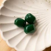 Irregular baroque bead in opaque resin 19x15 mm - Emerald green x1