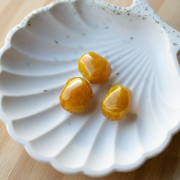 Irregular baroque bead in translucent resin 19x15 mm - Honey yellow marbled x1