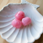 Irregular baroque bead in translucent resin 22x17 mm - Dark pink marbled x1